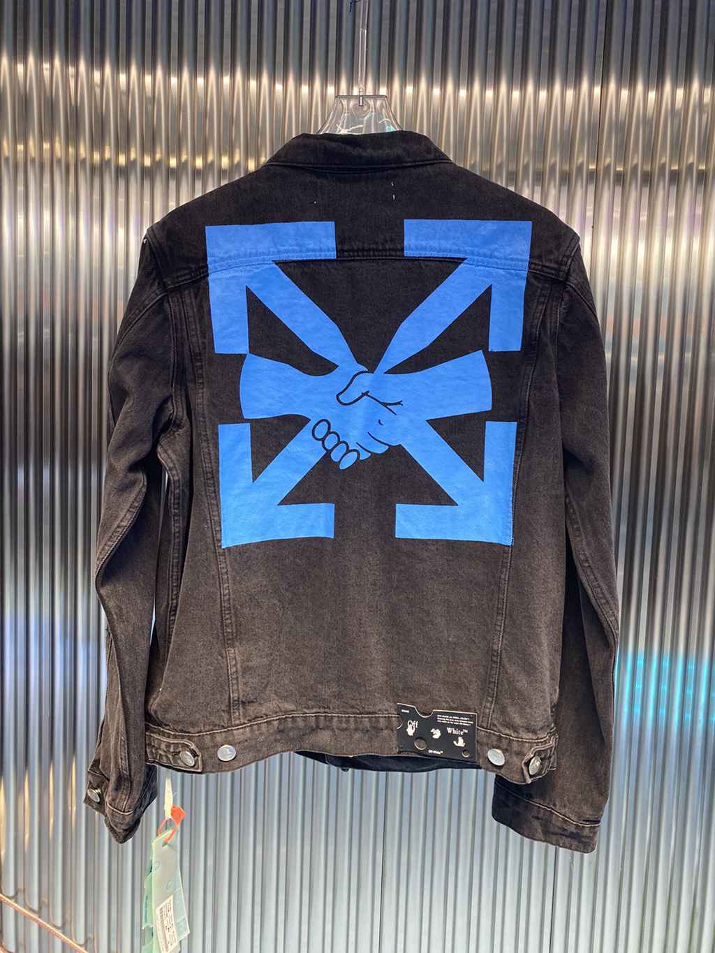 OFF WHITE